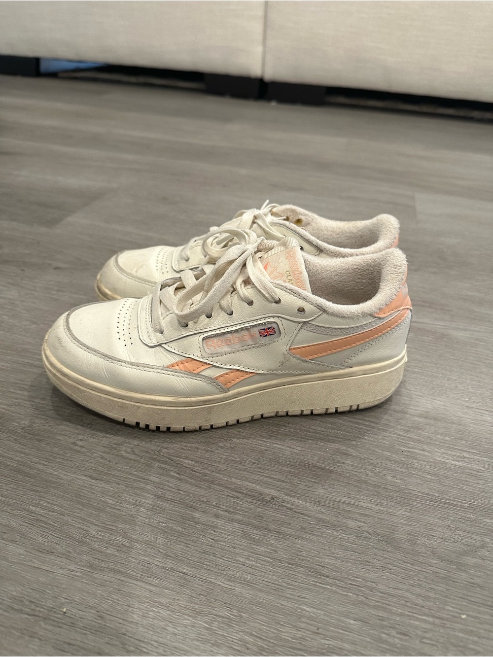 Reebok Classic Low-Top Sneakers in Cream with Peach Accents - size 7